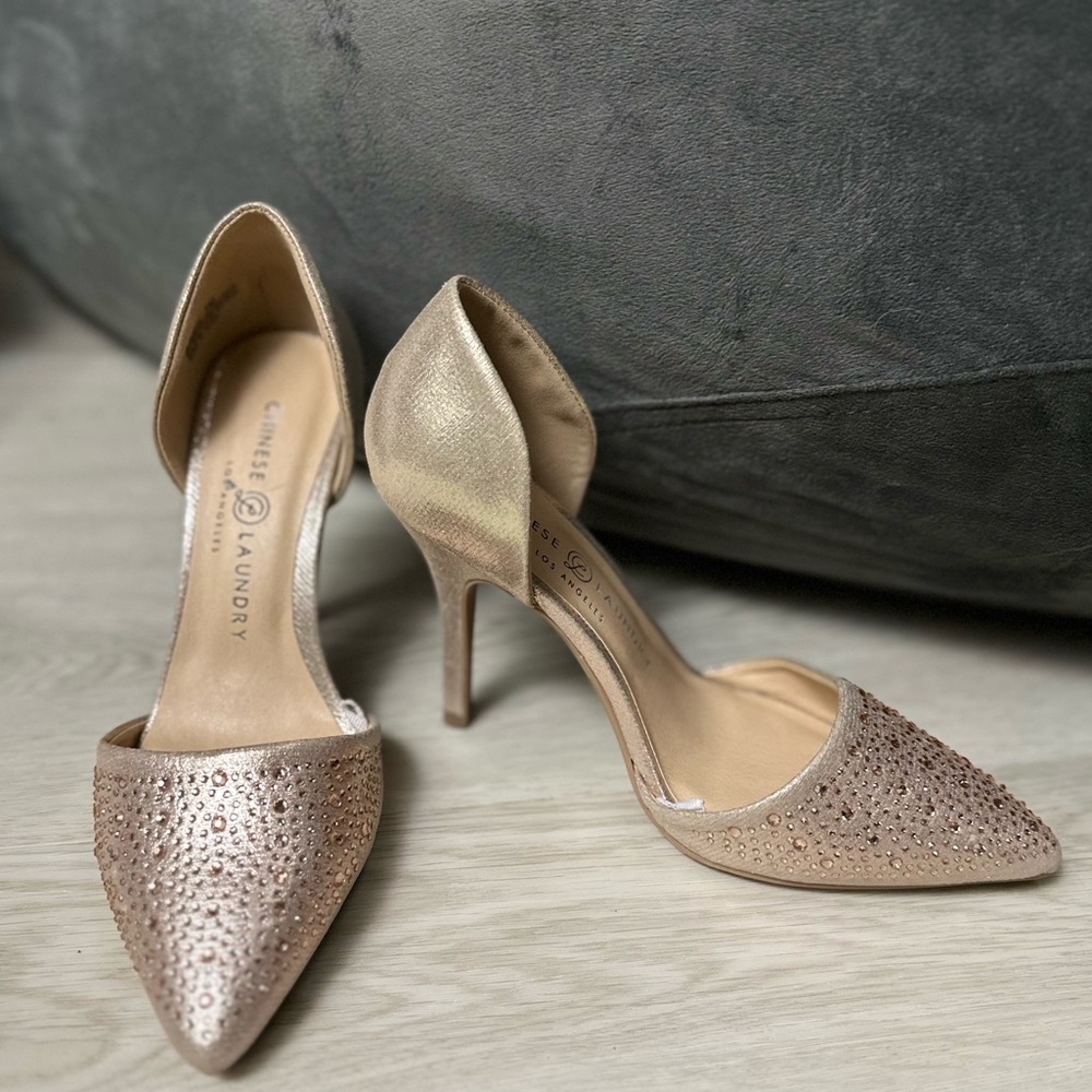 Chinese Laundry rose gold heels with rhinestones on toe of shoe sz 7